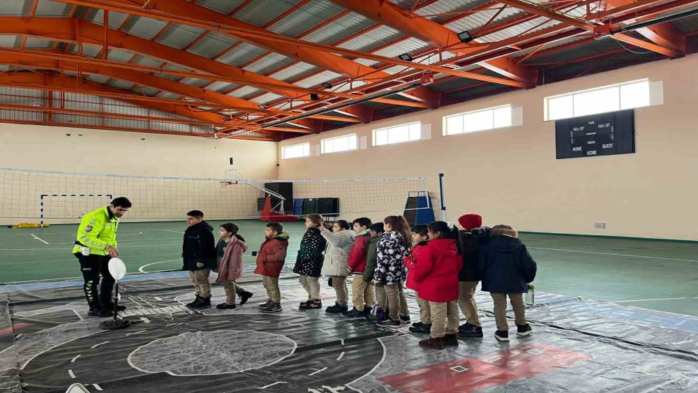 Arpa&ccedil;ay&rsquo;da &ouml;ğrencilere temel trafik eğitimi verildi
