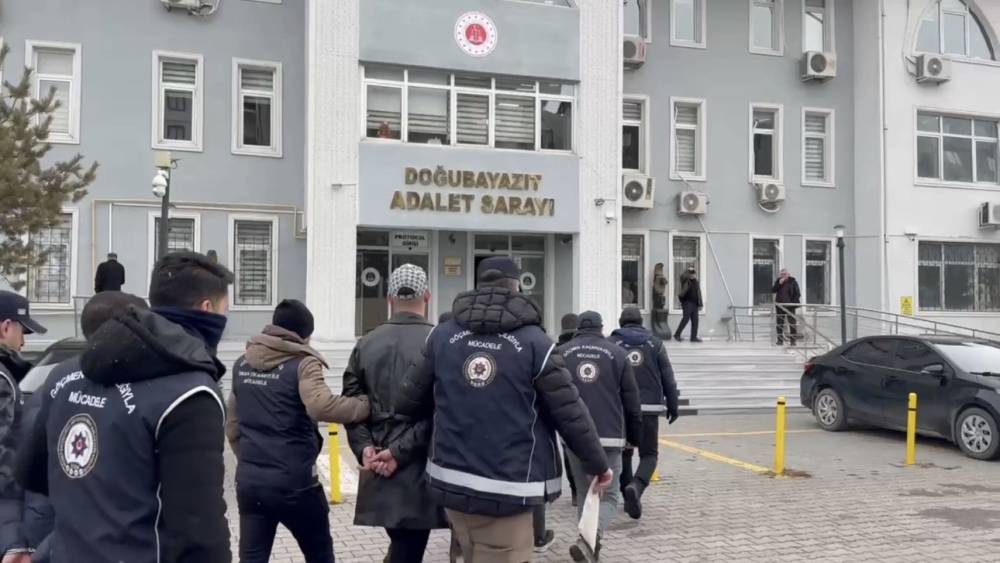 Ağrı&rsquo;da g&ouml;&ccedil;men ka&ccedil;ak&ccedil;ılığı operasyonu: 5 ş&uuml;pheli yakalandı
