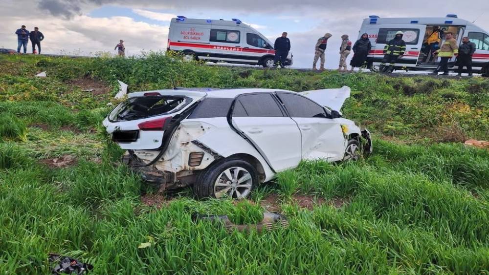 Tarlaya u&ccedil;arak hurdaya d&ouml;nen otomobildeki 2 kişi yaralandı
