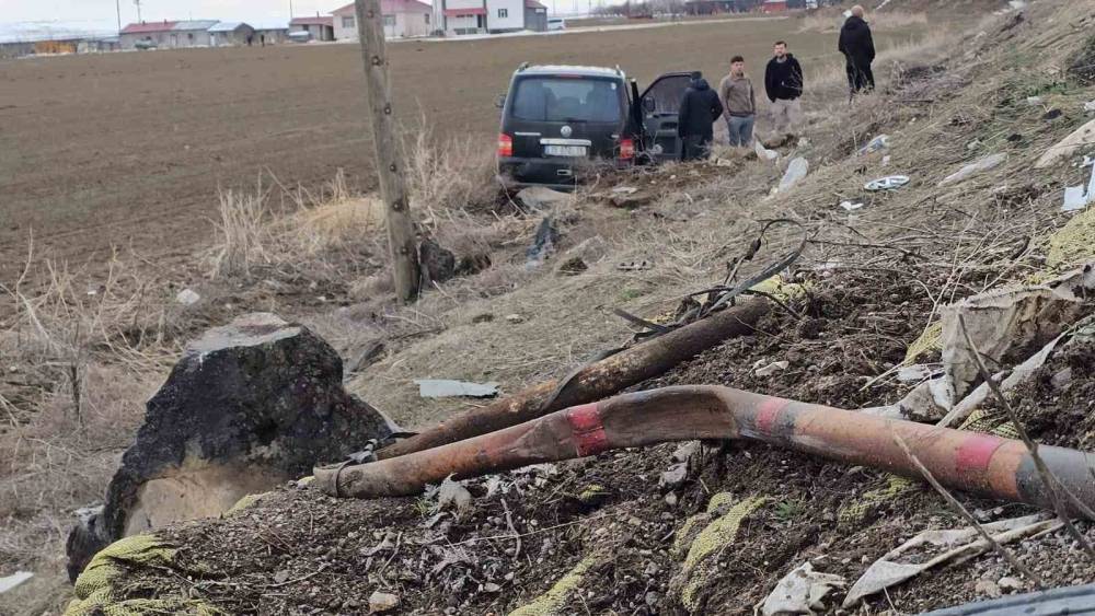 Adilcevaz&rsquo;da kontrolden &ccedil;ıkan ara&ccedil; takla attı: 1 kişi yaralandı
