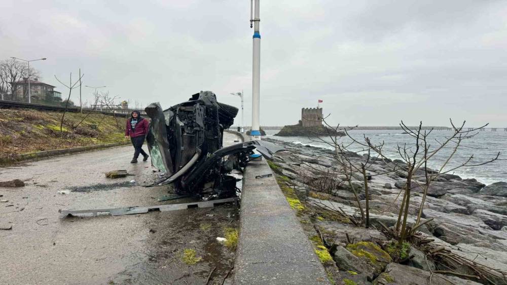 Rize&rsquo;de takla atan otomobil beton bariyere &ccedil;arparak denize u&ccedil;maktan kurtuldu

