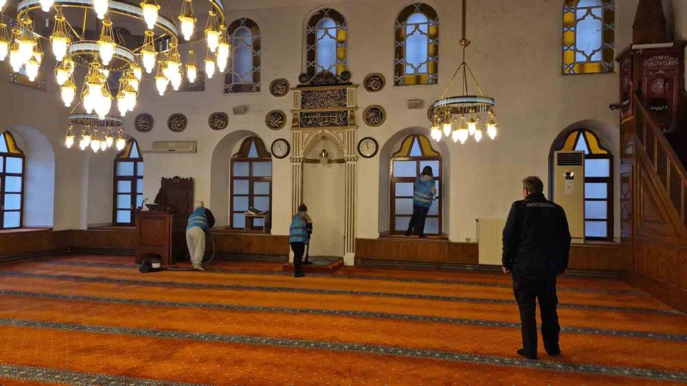 Bartın&rsquo;da camiler kadın h&uuml;k&uuml;ml&uuml;ler tarafından temizleniyor
