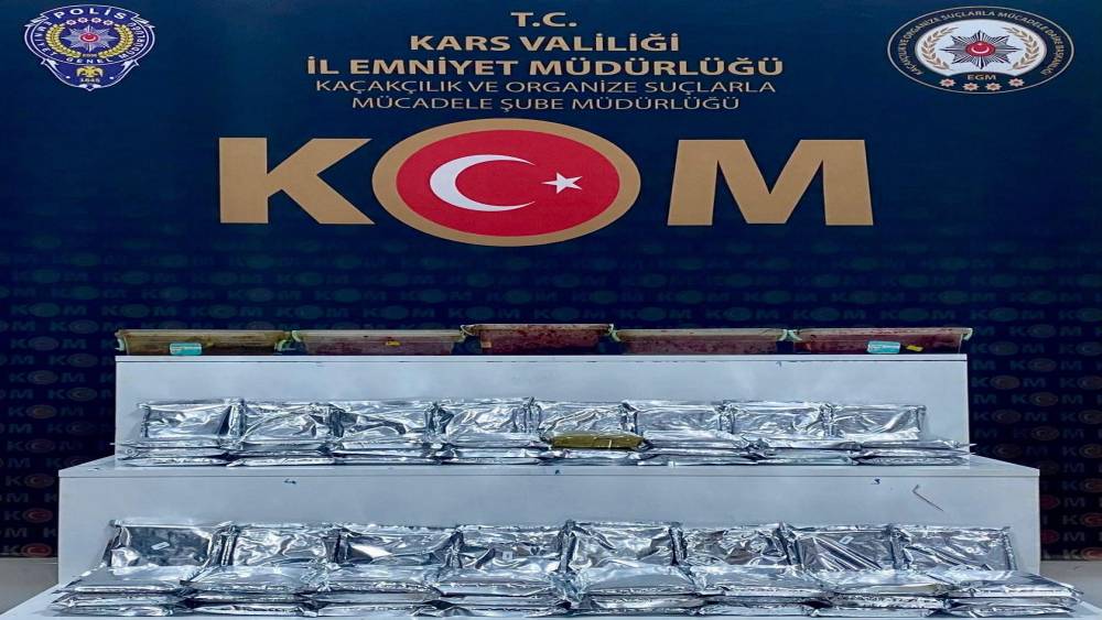 Kars&rsquo;ta ka&ccedil;ak&ccedil;ılık operasyonu: Binlerce makaron ve kilolarca t&uuml;t&uuml;n ele ge&ccedil;irildi
