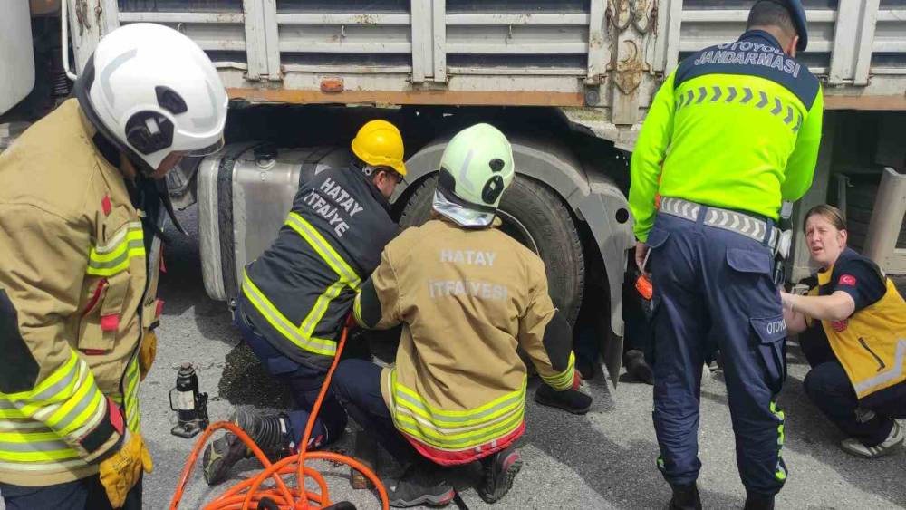 Tır şof&ouml;r&uuml;, kendi tırını tamir ettiği esnada aracın hareket etmesiyle ezilerek can verdi
