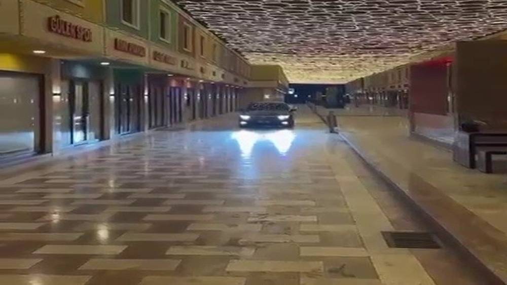 Ara&ccedil; trafiğine kapalı &ccedil;arşıda &ccedil;ekilen 7 saniyelik video 30 bin TL&rsquo;ye patladı
