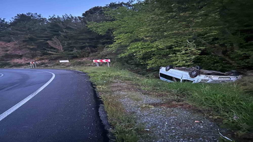 Minib&uuml;s yoldan &ccedil;ıktı: 2 yaralı
