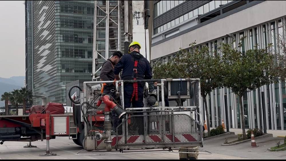 Dış cephede cam silerken asans&ouml;r sistemi arıza yapınca mahsur kaldılar: İtfaiyenin m&uuml;dahalesiyle kurtarıldılar
