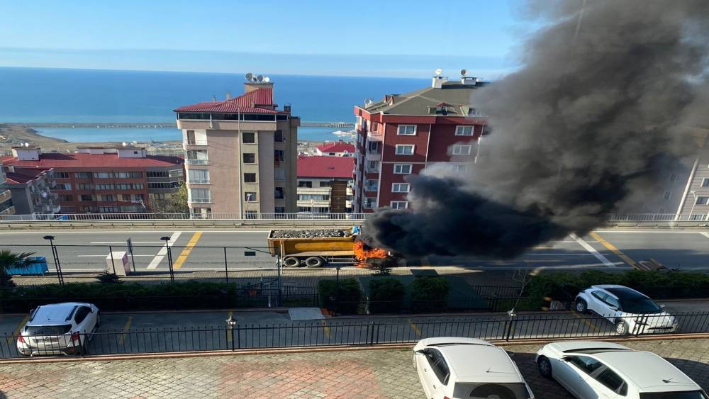 Trabzon&rsquo;da taş kamyonu yangını korkuttu
