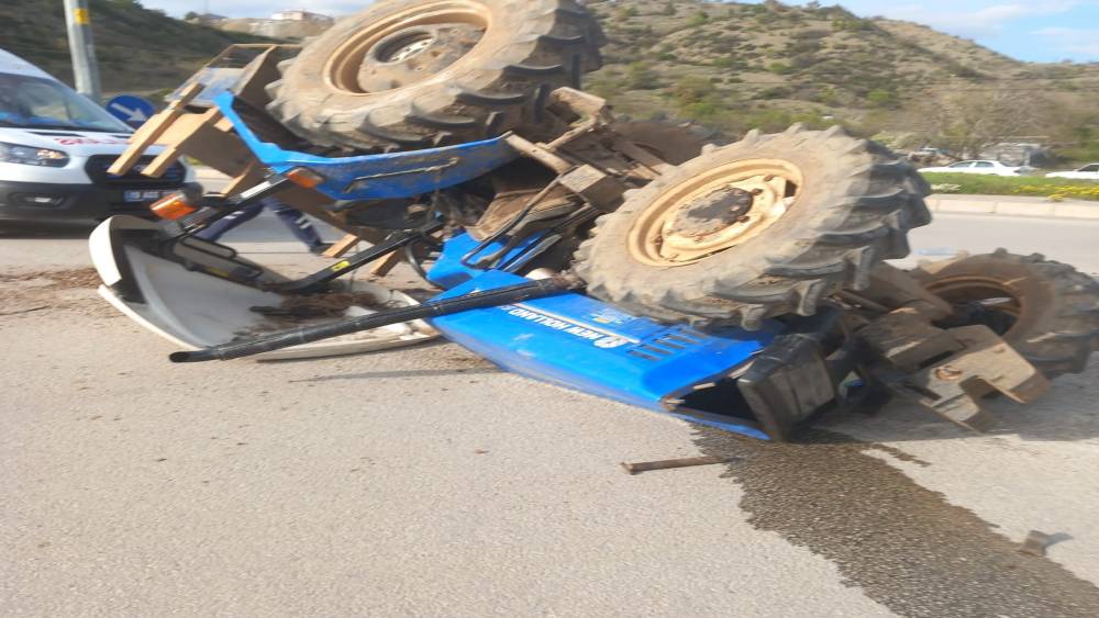 &Ccedil;orum&rsquo;da trakt&ouml;r ile ambulans &ccedil;arpıştı: 1 yaralı
