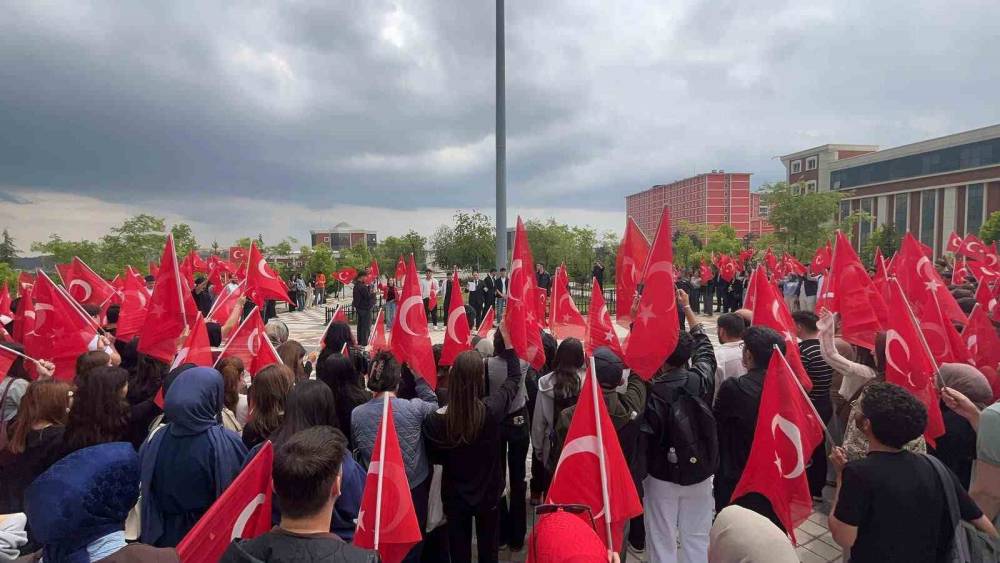 ODT&Uuml;&rsquo;de bayrak saldırısına tepki: Bilecik&rsquo;te 350 kişilik y&uuml;r&uuml;y&uuml;ş
