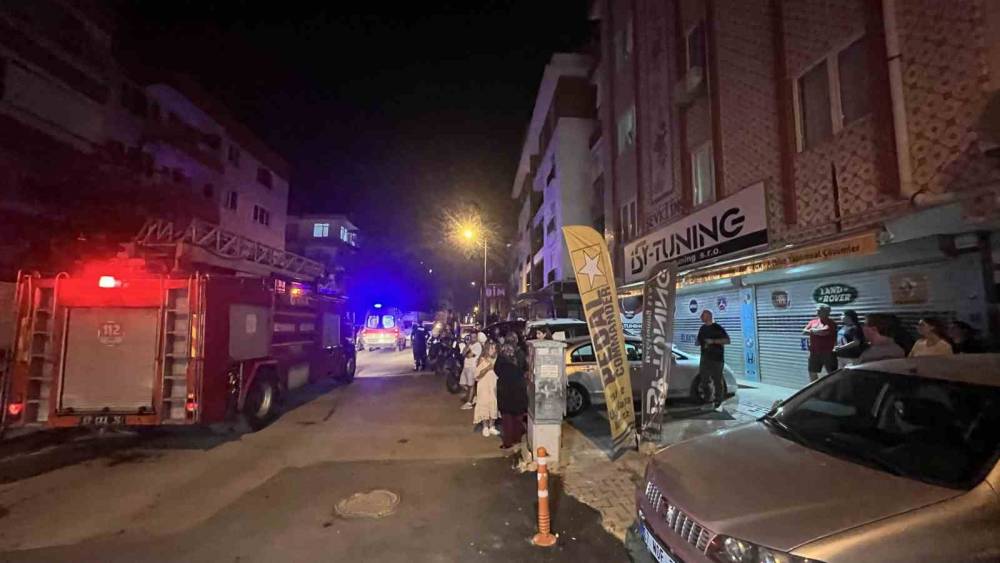 Kentsel d&ouml;n&uuml;ş&uuml;mdeki apartmanda &ccedil;ıkan yangın mahalleliyi sokağa d&ouml;kt&uuml;
