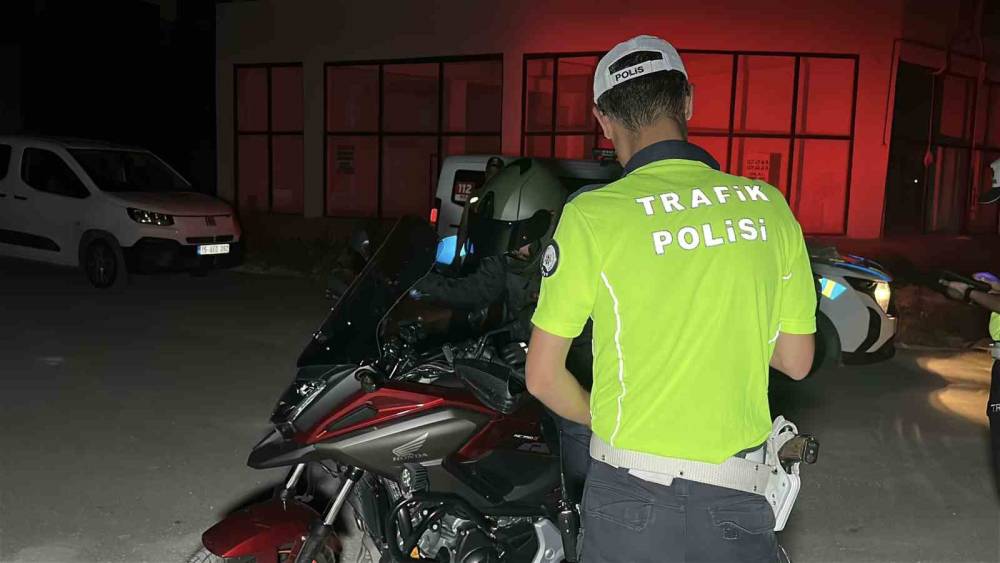 Burdur&rsquo;da polis ekiplerinden sıkı denetim
