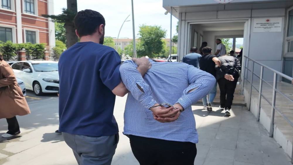 B&uuml;y&uuml;k&ccedil;ekmece Adliyesi&rsquo;ndeki soygunun iki kilit ismi adliyeye  getirildi
