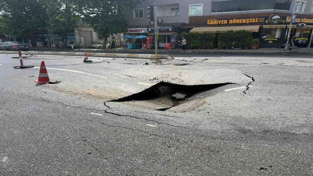 Esenyurt&rsquo;ta İSKİ&rsquo;nin boru hattı patladı, yol &ccedil;&ouml;kt&uuml; cadde g&ouml;le d&ouml;nd&uuml;

