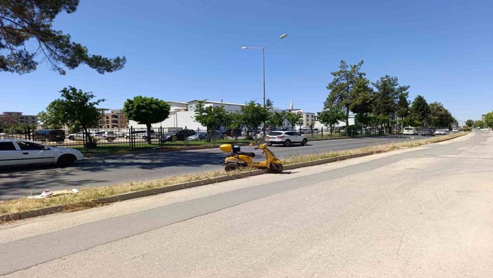 Devrilen elektrikli motosikletin s&uuml;r&uuml;c&uuml;s&uuml; yaralandı
