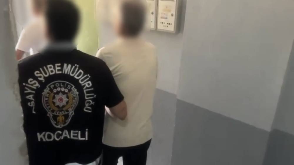 Kocaeli polisinin aradığı 8 yıllık firari İzmir&rsquo;de yakalandı
