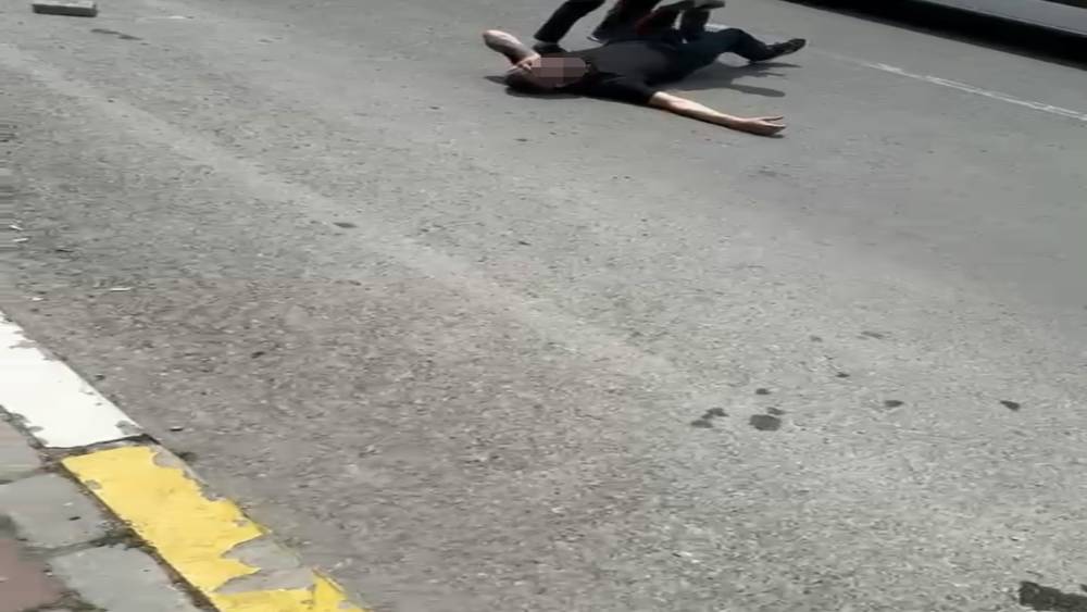 Kocaeli&rsquo;de adliye &ouml;n&uuml;nde silahlı saldırıya uğrayan kişi yaralandı

