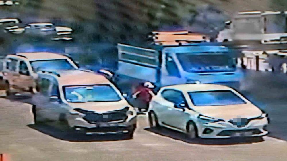 Adana&rsquo;da feci kaza: Yolun karşısına ge&ccedil;erken iki aracın &ccedil;arptığı &ccedil;ocuk hayatını kaybetti
