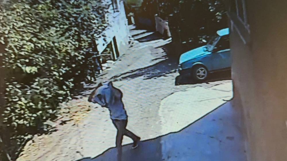 &rsquo;Dur&rsquo; ihtarına uymayan s&uuml;r&uuml;c&uuml;, kadınları ara&ccedil;ta bırakıp ka&ccedil;tı
