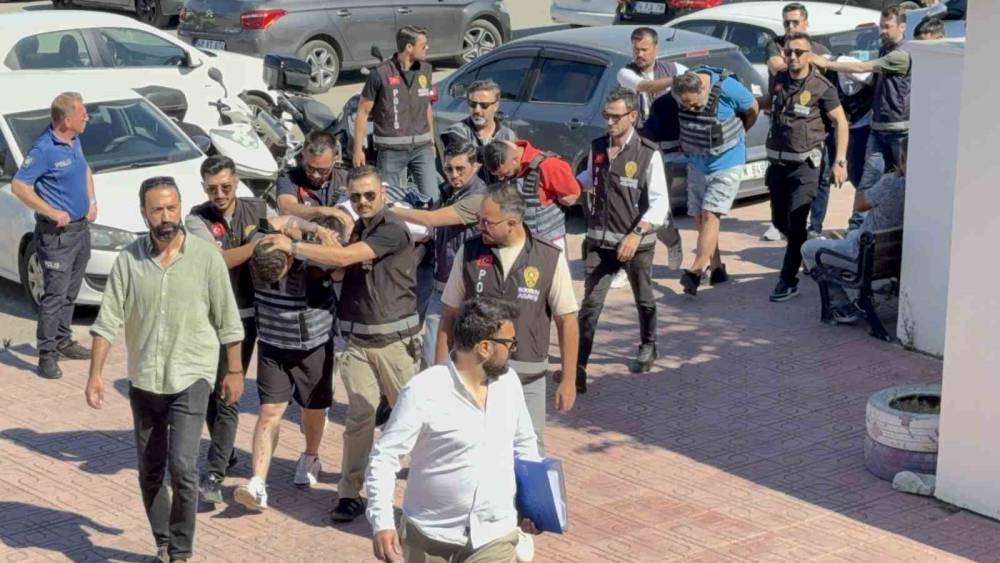 Bitez&rsquo;deki cinayet soruşturmasında 7 ş&uuml;pheli adliyeye sevk edildi
