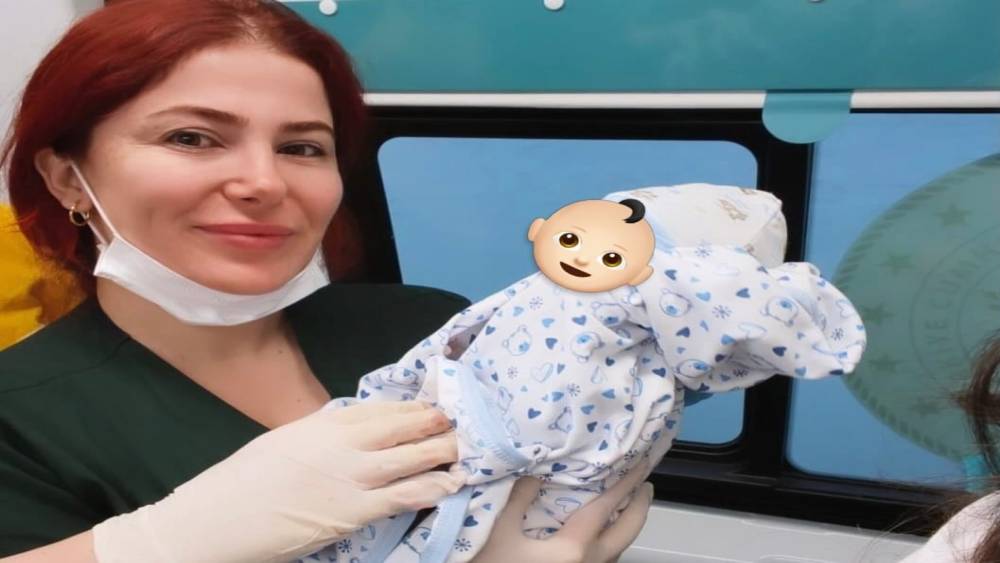 Hastaneye sevk edilen hamile kadın ambulansta doğum yaptı
