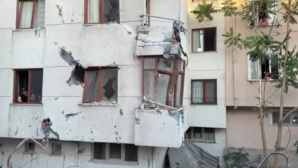 K&uuml;&ccedil;&uuml;k&ccedil;ekmece&rsquo;de yıkımı yapılan binanın duvarı yan apartmanın &uuml;zerine devrildi
