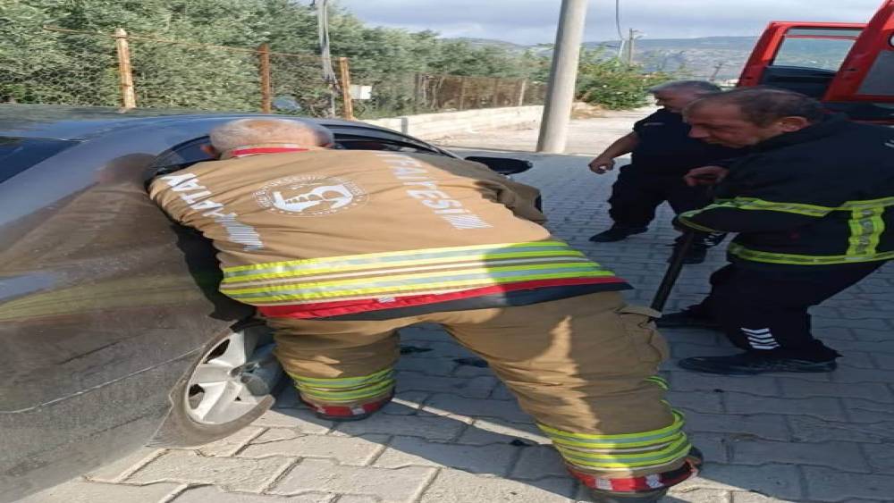 Samandağ&rsquo;da ara&ccedil;ta kilitli kalan &ccedil;ocuk kurtarıldı
