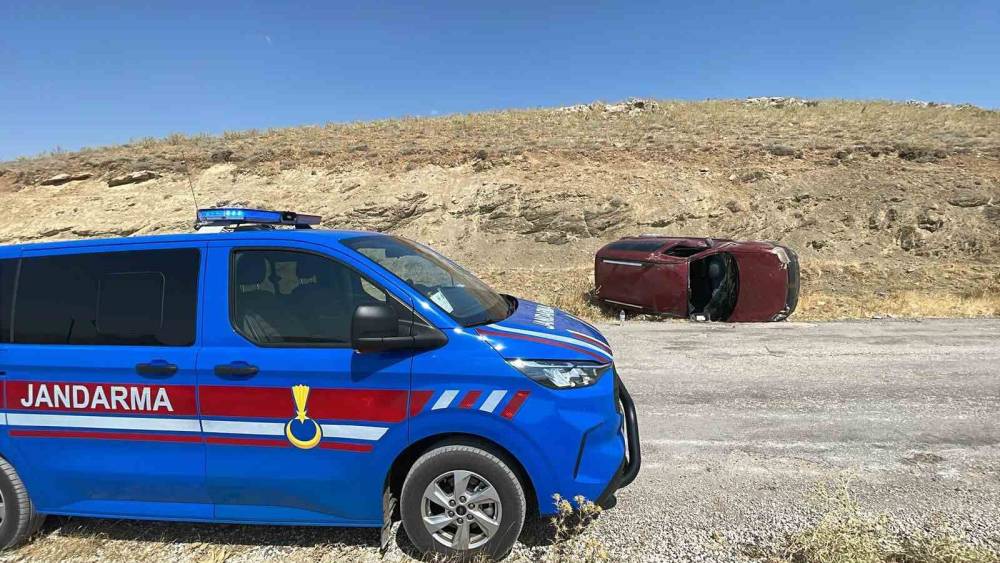 Karaman&rsquo;da hafif ticari ara&ccedil; devrildi: 1 yaralı
