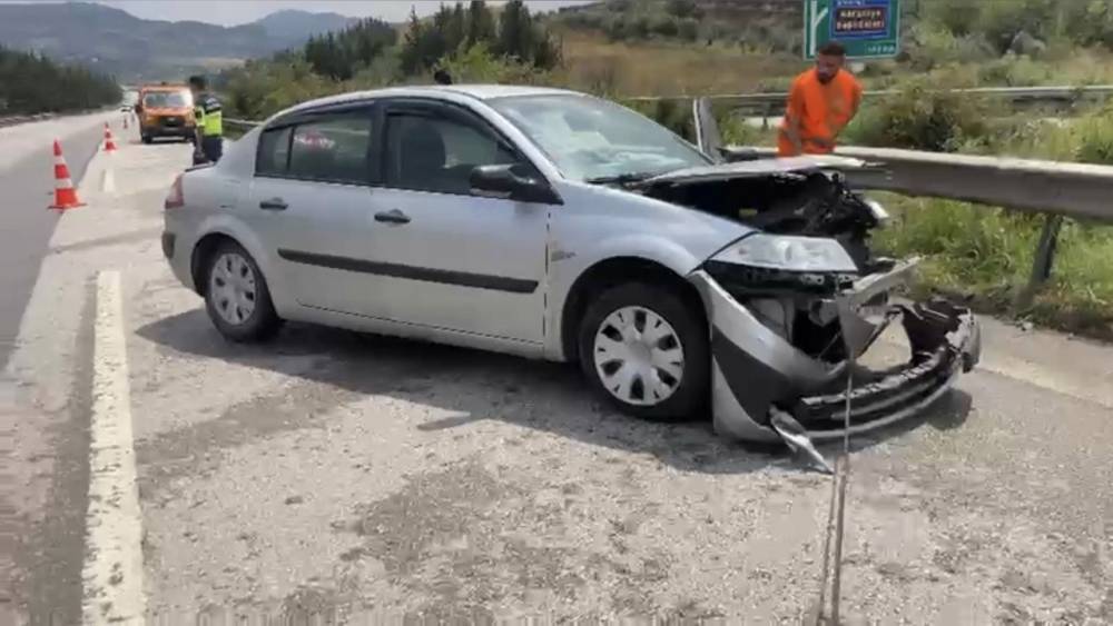 Yağışlı havada kontrolden &ccedil;ıkan otomobil bariyerlere &ccedil;arptı: 4 yaralı

