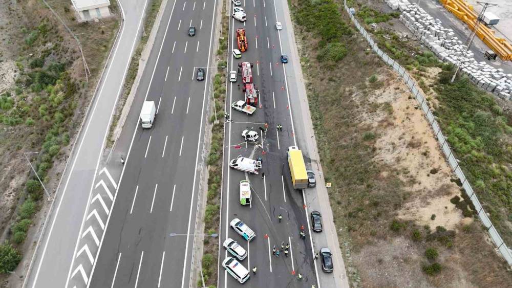 Sarıyer Kuzey Marmara Otoyolu Edirne istikametinde kamyon ile otomobil &ccedil;arpıştı. Kazada yaralılar olduğu &ouml;ğrenildi. Olay yerine &ccedil;ok sayıda itfaiye ekibi sevk edildi. Ekiplerin olay yerindeki &ccedil;alışması s&uuml;r&uuml;yor
