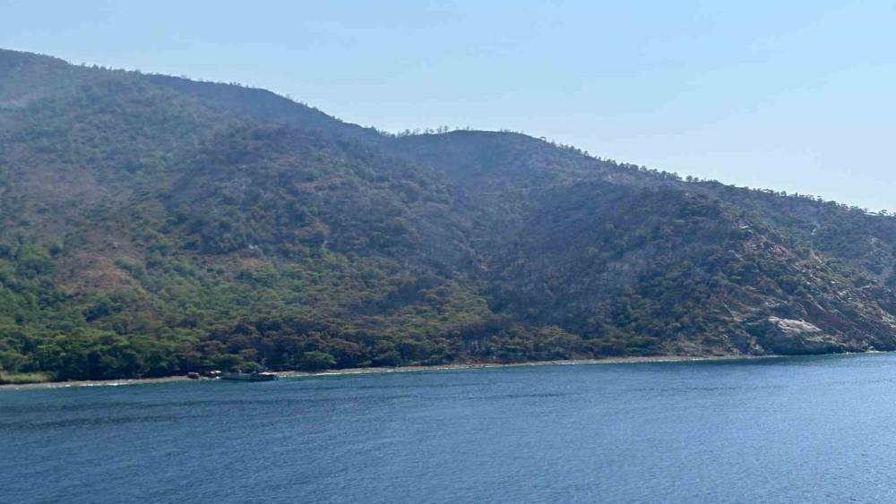 Marmaris&rsquo;te yangın b&ouml;lgesinde yeniden alevlenmelere karşı yoğun mesai
