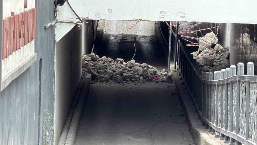 Bolu&rsquo;da alt ge&ccedil;idin tavanı &ccedil;&ouml;kt&uuml;: Yol ulaşıma kapandı
