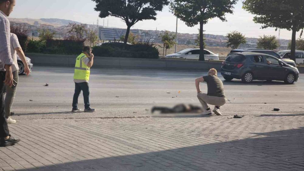 Ankara&rsquo;da otomobil motosikletle &ccedil;arpıştı: 2 yaralı
