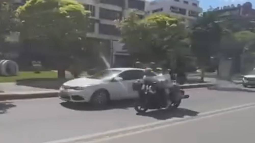 Motosiklete ters oturarak yaptıkları kasksız yolculuk &rsquo;pes&rsquo; dedirtti
