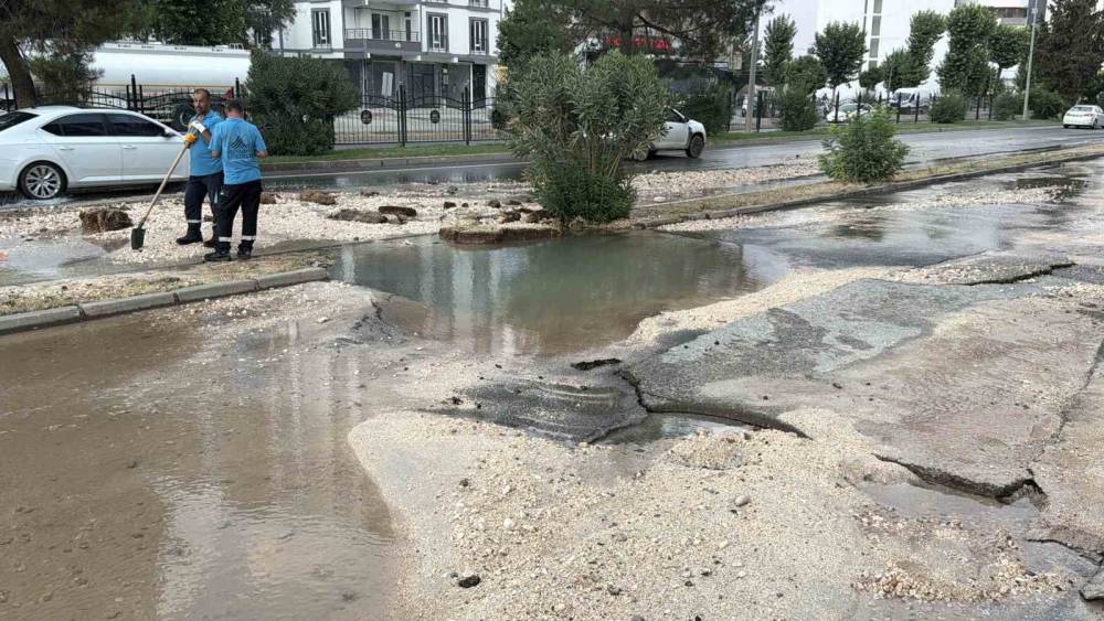 Patlayan su hattı yolu &ccedil;&ouml;kertti: Otomobil &ccedil;ukura d&uuml;şt&uuml;
