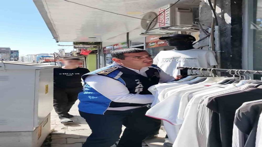&rsquo;Burası vatandaşın hakkı, vatandaş buradan nasıl ge&ccedil;ecek&rsquo; diyen zabıta ekipleri kaldırım işgallerine m&uuml;dahale etti
