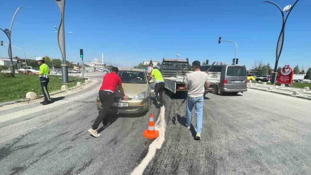 Karaman&rsquo;da yola d&ouml;k&uuml;len yağ kazaya neden oldu
