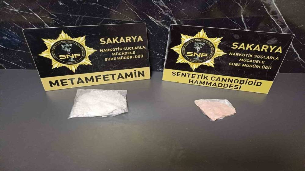 İstanbul&rsquo;dan 111 kilogram uyuşturucu ham maddesi getirirken Sakarya gişelerinde yakalandılar
