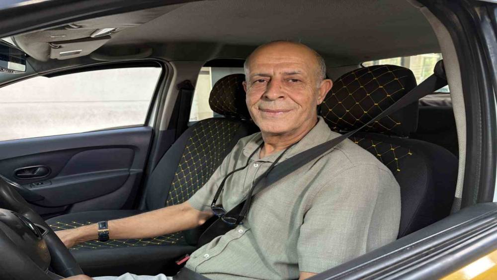 Taksici, kalp krizi ş&uuml;phesiyle fenalaşan yolcusunu polis eşliğinde hastaneye yetiştirdi

