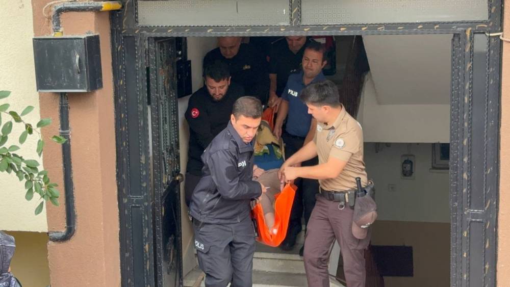 Evde d&uuml;şen yaşlı kadın itfaiye ekiplerince kurtarıldı
