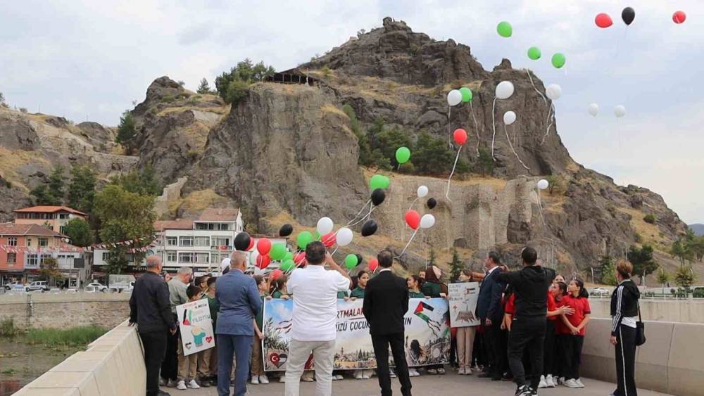 &Ccedil;orum&rsquo;da balonlar ve u&ccedil;urtmalar Gazzeli &ccedil;ocuklar i&ccedil;in g&ouml;ky&uuml;z&uuml;ne bırakıldı
