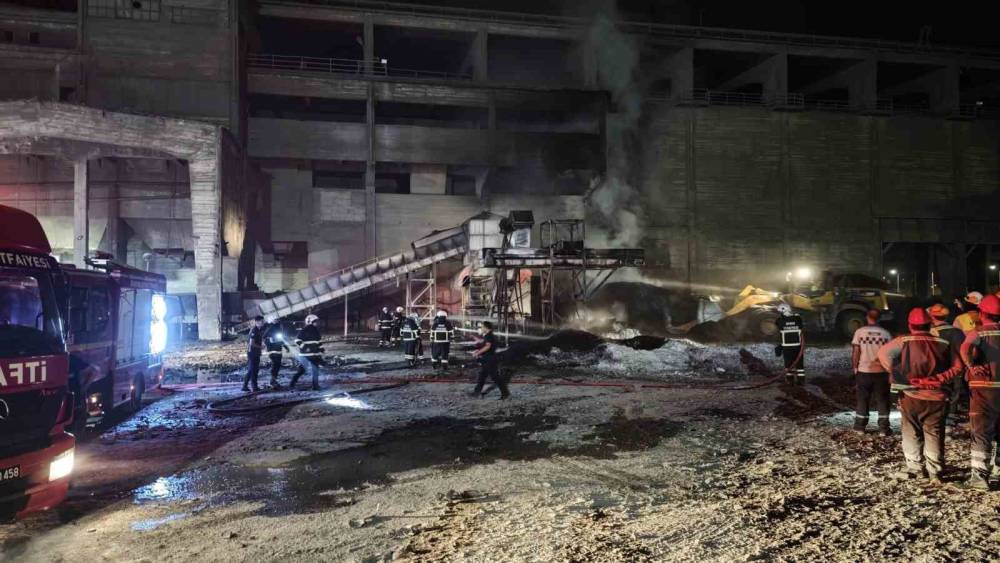 Sivas&rsquo;ta &ccedil;imento fabrikasında korkutan yangın
