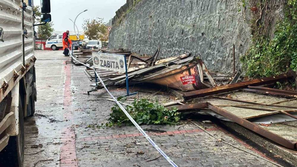 R&uuml;zgar a&ccedil;ık hava reklam tabelalarını yerle bir etti
