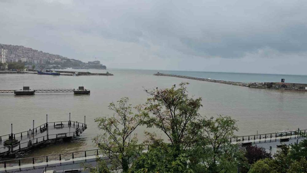 Zonguldak&rsquo;ta sağanak yağış limanın rengini değiştirdi
