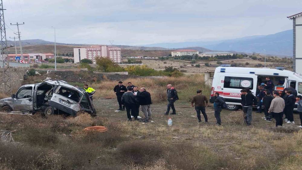 Sivas&rsquo;ta hafifi ticari ara&ccedil; şarampole u&ccedil;tu: 3&rsquo;&uuml; ağır 5 yaralı
