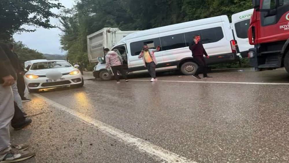 Ordu&rsquo;da minib&uuml;s kamyonla &ccedil;arpıştı: 1 &ouml;l&uuml;, 23 yaralı
