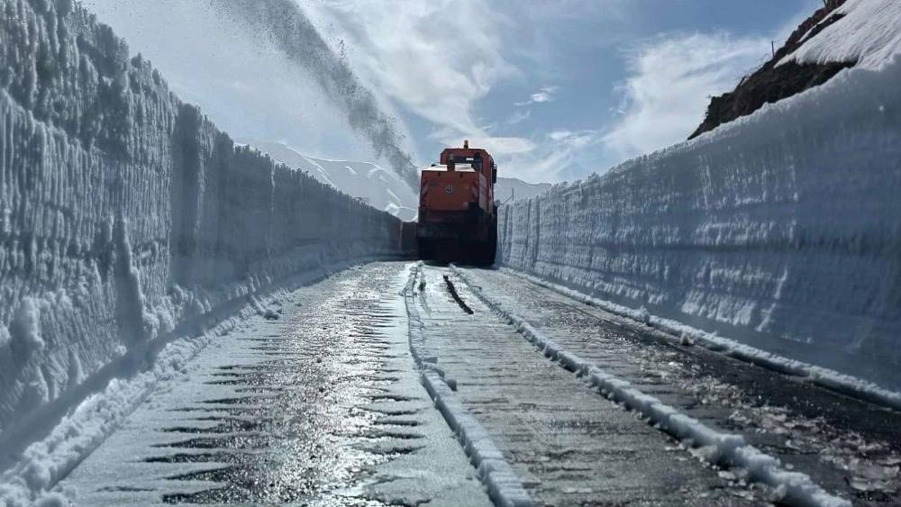 Şırnak&rsquo;ta 70 g&uuml;nd&uuml;r kapalı olan belde yolunun a&ccedil;ılması i&ccedil;in &ccedil;alışmalar başlatıldı
