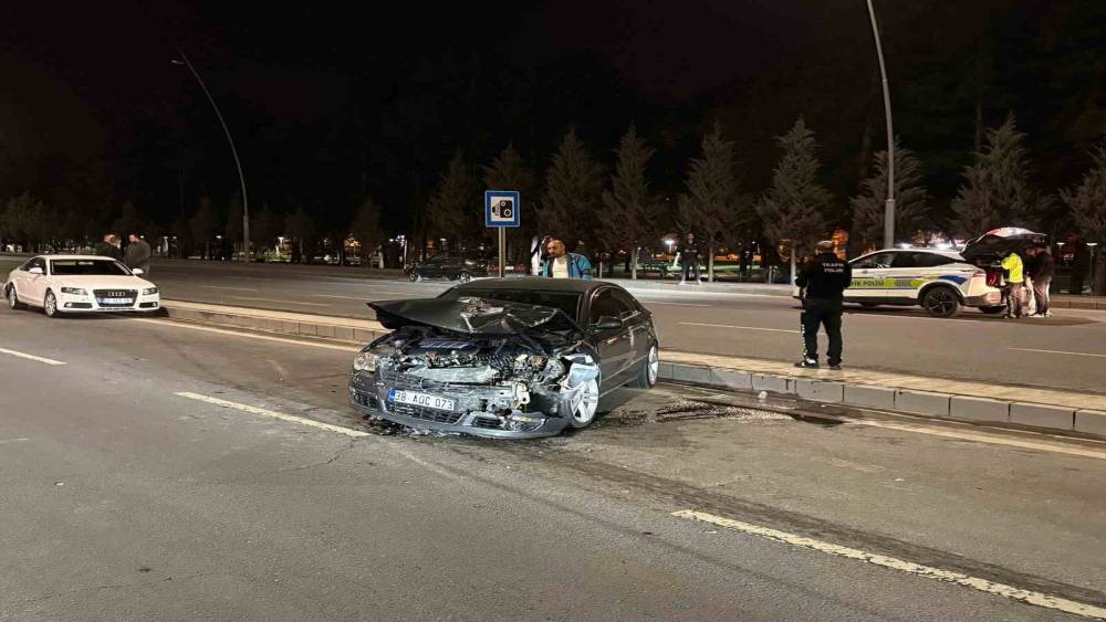 Kayseri&rsquo;de iki otomobil &ccedil;arpıştı: 1 yaralı
