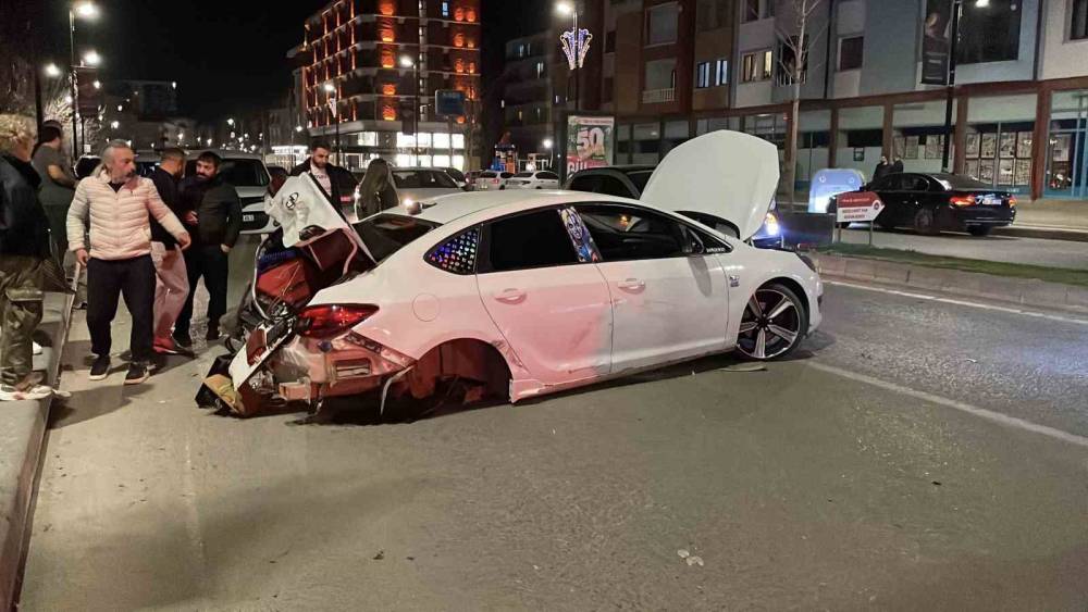Sivas&rsquo;ta &uuml;&ccedil; kişinin yaralandığı kazada ara&ccedil; hurdaya d&ouml;nd&uuml;: O anlar kamerada
