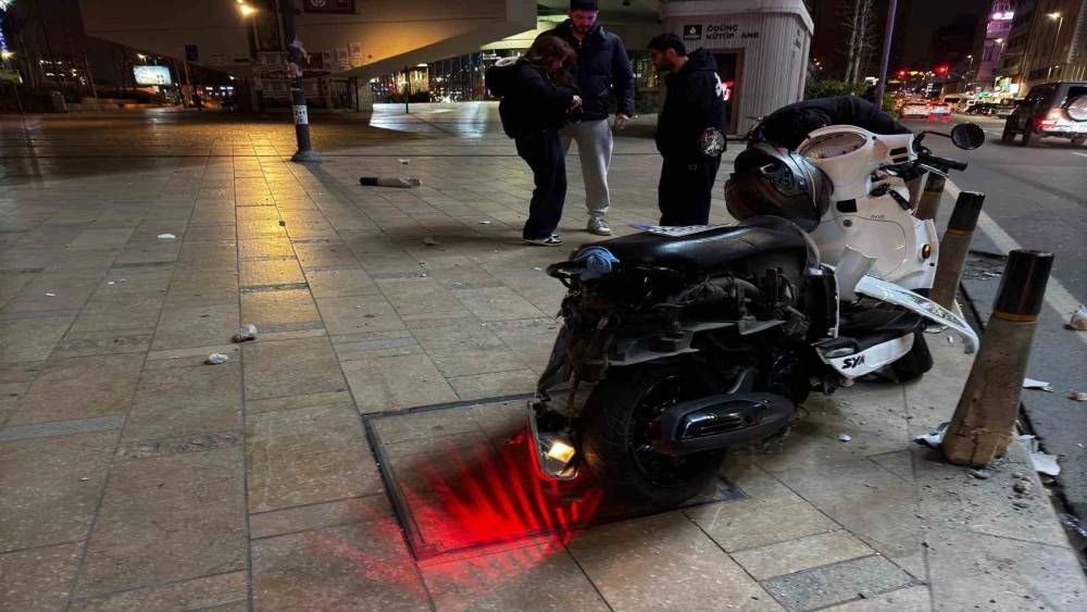 Şişli&rsquo;de bir s&uuml;r&uuml;c&uuml; gen&ccedil; kıza &ccedil;arpmamak i&ccedil;in bariyerlere girdi
